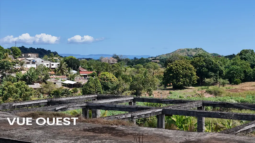 Vue ouest avec aperçu mer depuis un terrain à vendre à Hell Ville Nosy Be
