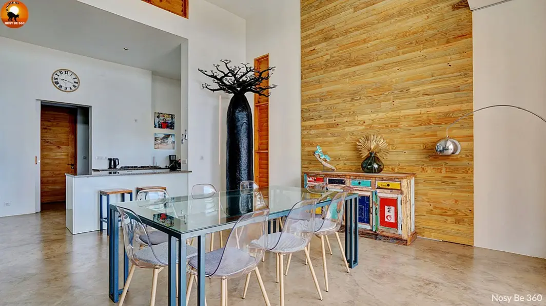Cuisine ouverte et salle à manger contemporaine de la Villa Sambirano à Nosy Be