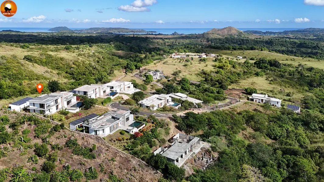 Vue aérienne du domaine résidentiel Passot Hills et de ses villas à Nosy Be