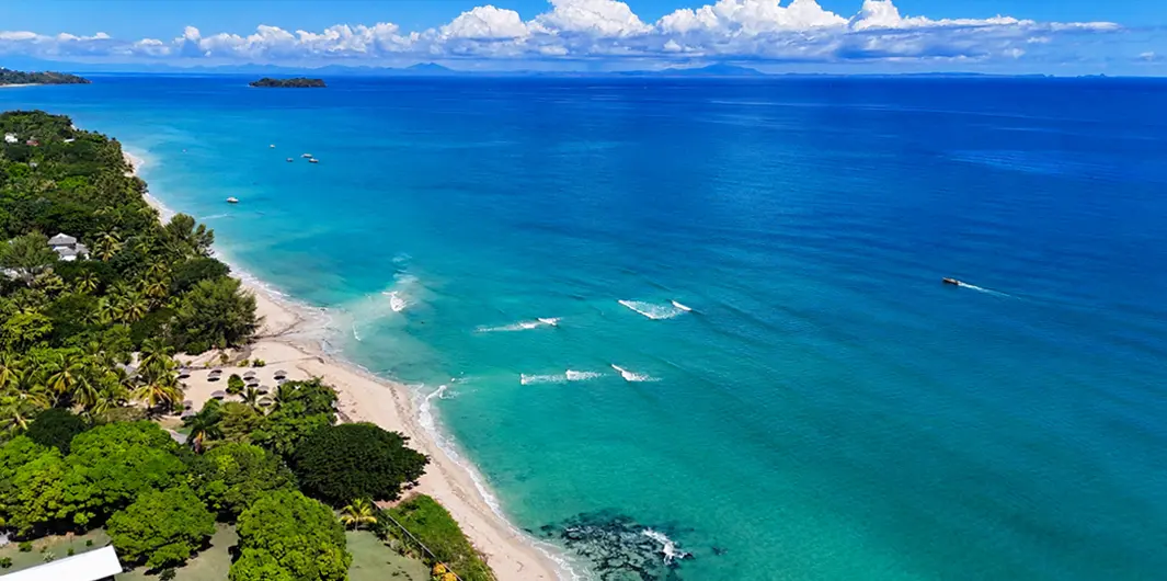 Vue aérienne de la plage située à proximité de cette villa de prestige à Nosy Be