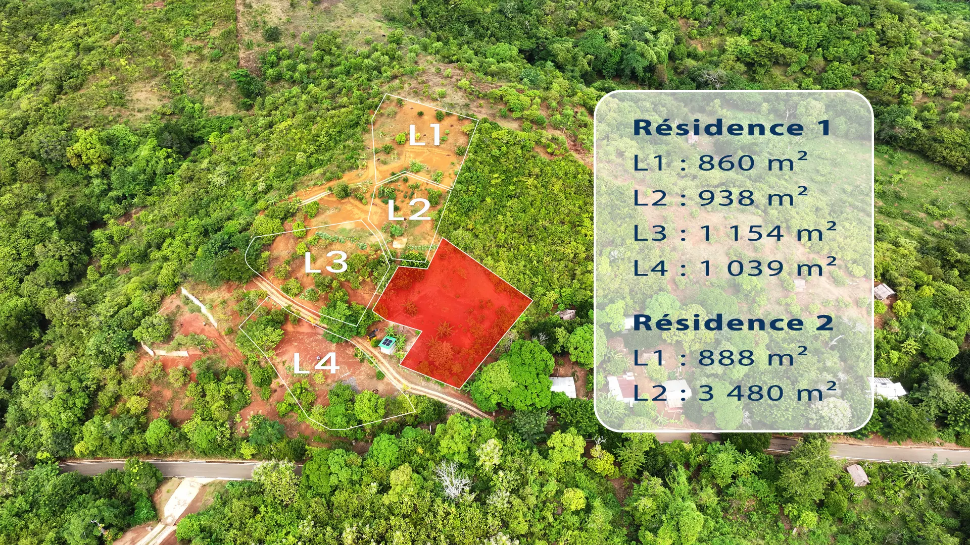 Vue aérienne du plan de découpage des parcelles de la Résidence du Soleil Levant à Nosy Be avec surfaces et accès privés