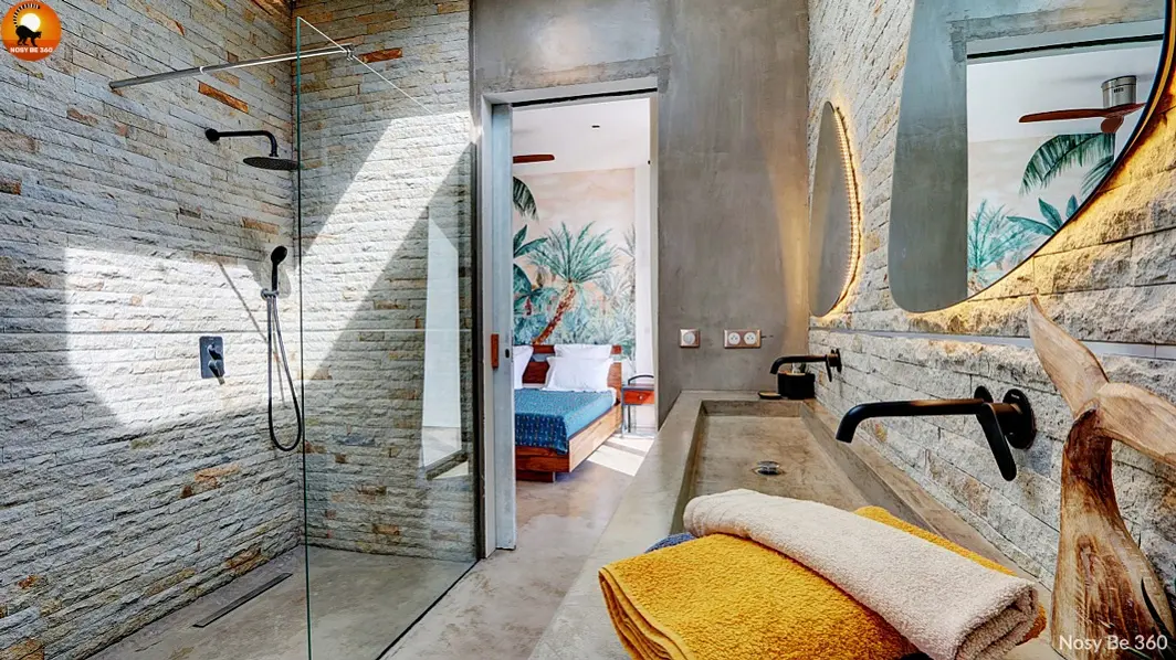 Salle de bain contemporaine avec douche à l'italienne dans la Villa Sambirano à Nosy Be