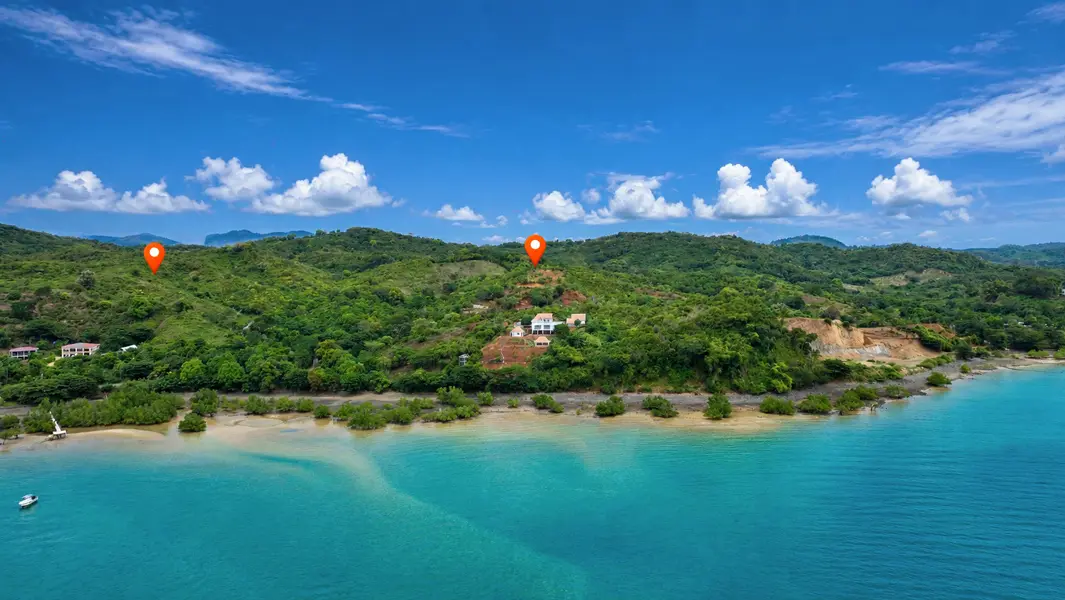 Vue aérienne montrant l'emplacement des terrains à vendre avec vue mer sur la côte est de Nosy Be