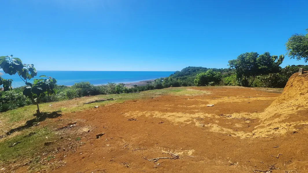 Vue mer panoramique depuis un terrain constructible situé dans une résidence privée sécurisée à Nosy Be