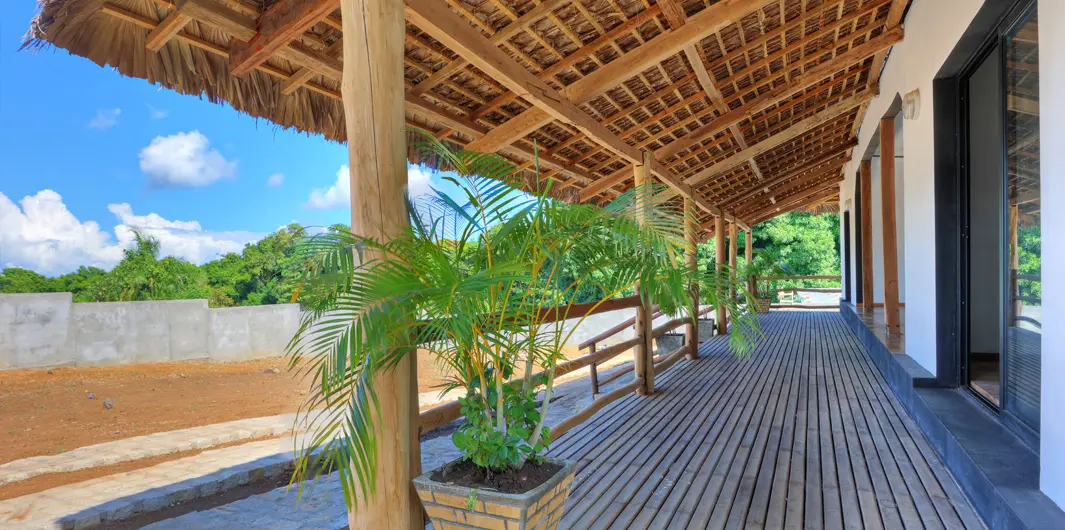 Terrasse couverte d'une maison à vendre à Nosy Be
