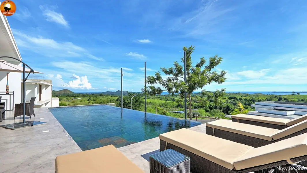 Piscine à débordement de la Villa Sambirano avec vue panoramique sur l'océan à Nosy Be
