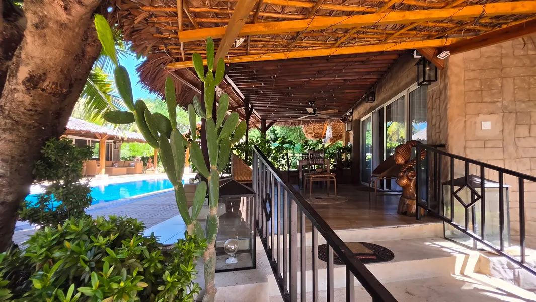 Bungalow indépendant entièrement rénové avec terrasse couverte face à la piscine.