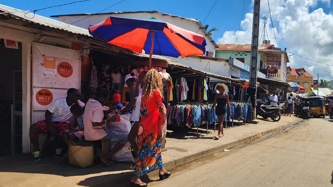 VCommerces et rue principale du centre-ville d'Ambatoloaka à proximité du terrain à vendre