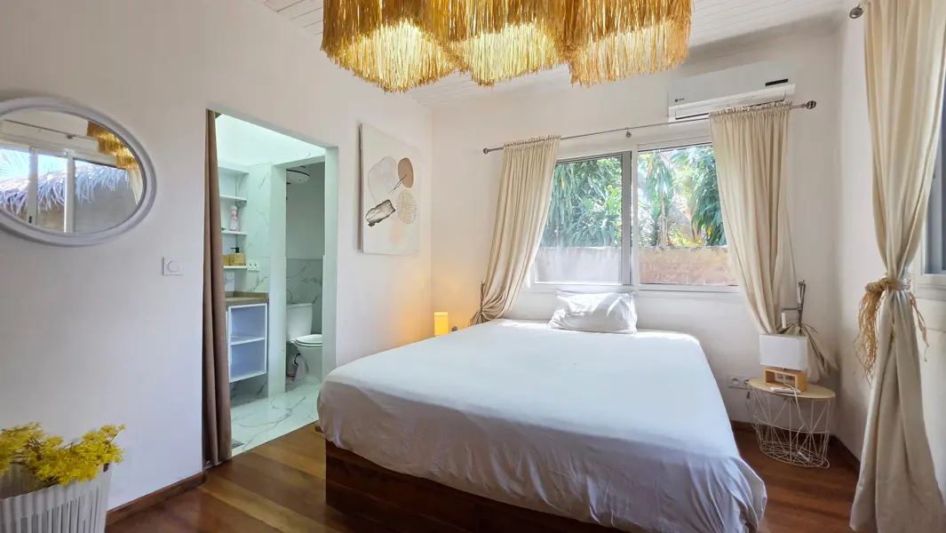 Chambre climatisée du bungalow indépendant avec salle d'eau privative