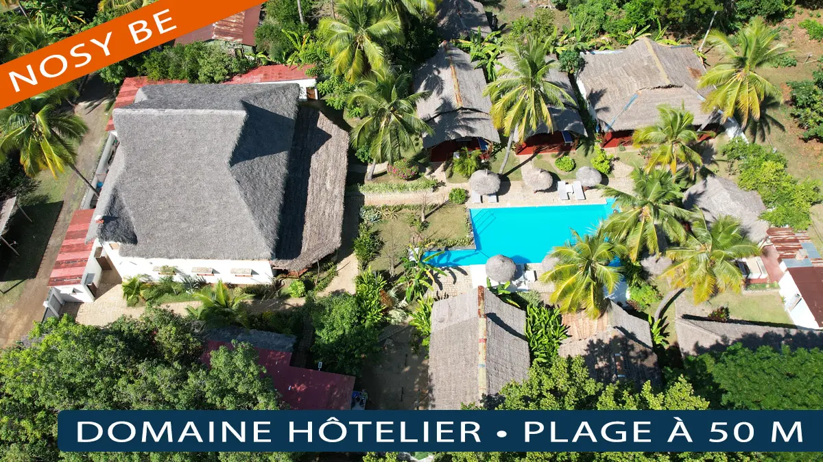 Vue aérienne d'un hôtel de charme avec piscine à Nosy Be, à 50 mètres de la plage