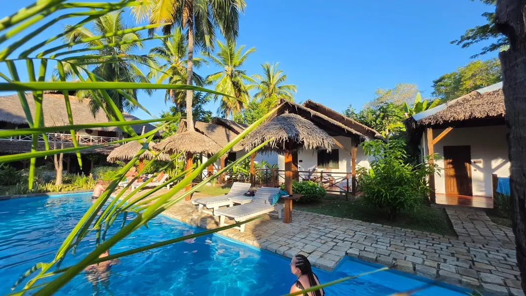 Piscine entourée de bungalows dans un hôtel de charme à Nosy Be