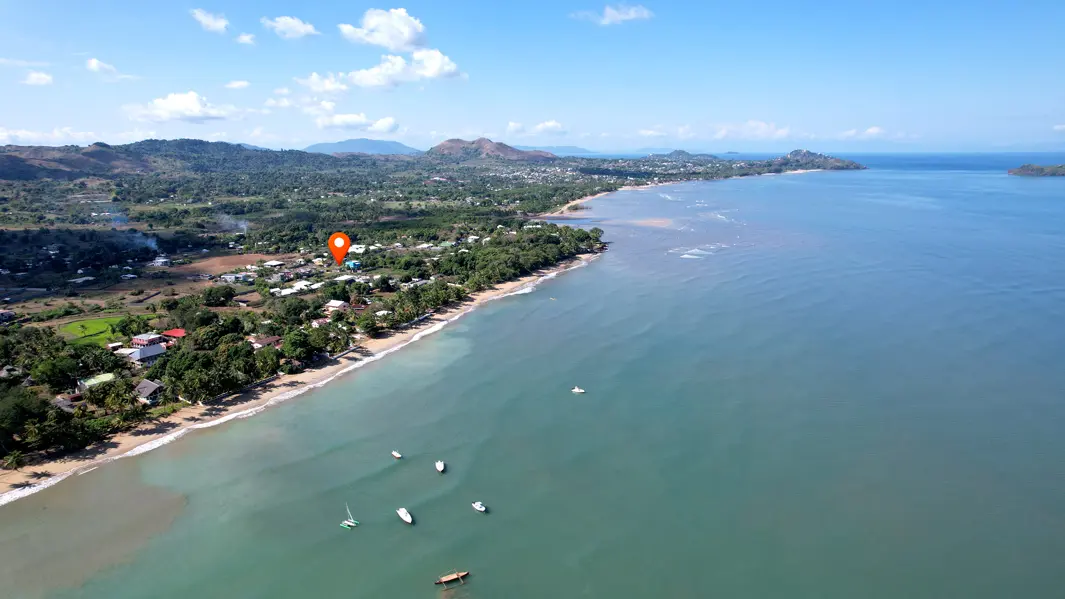 Vue aérienne montrant l'hôtel situé à seulement 50 mètres de la plage à Nosy Be