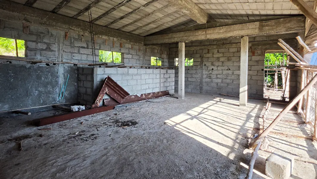 Intérieur de la villa en état brut offrant de grands volumes à aménager sur la Presqu'île de Baobab à Nosy Be.