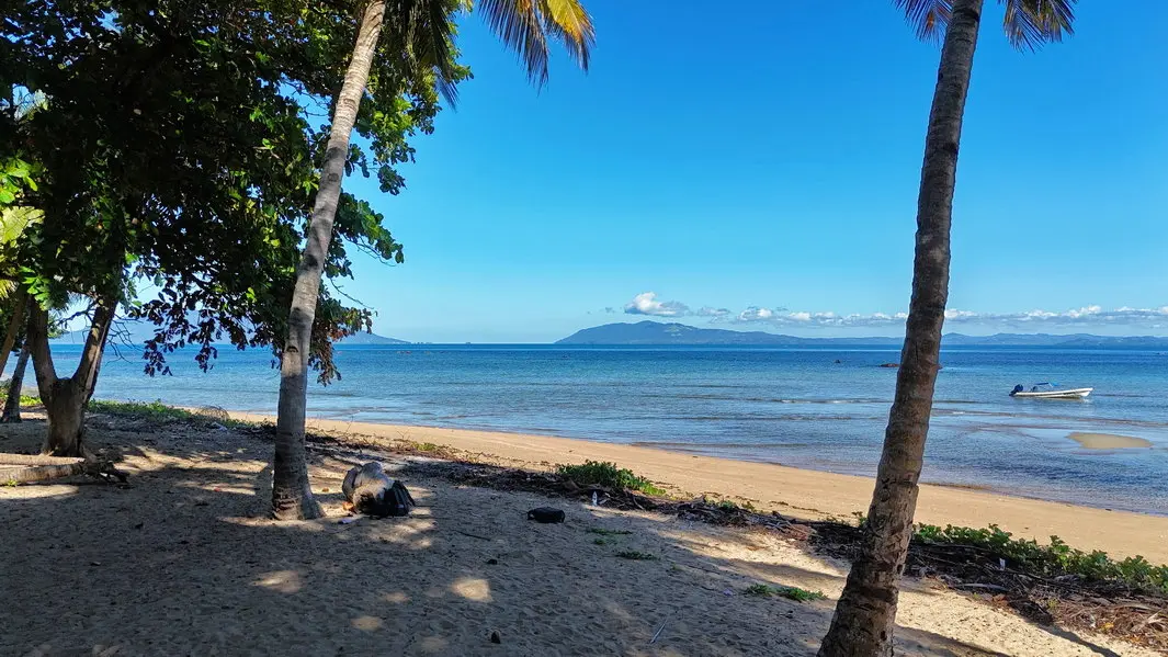 Plage du terrain à Ampasindava avec vue sur Nosy Komba