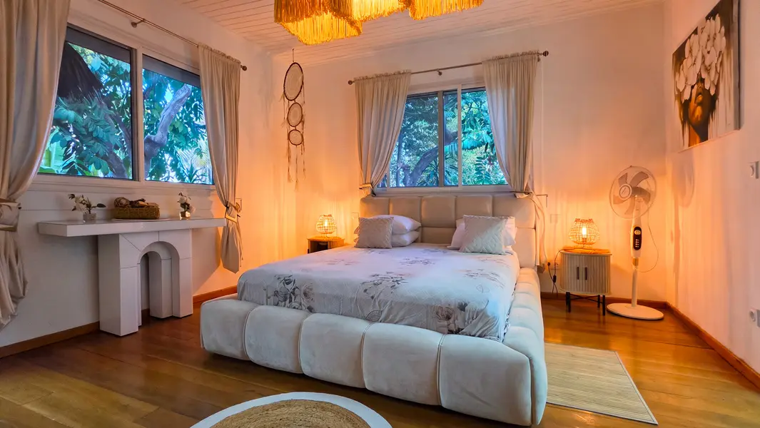 Suite parentale climatisée avec salle d'eau privative dans la villa principale.