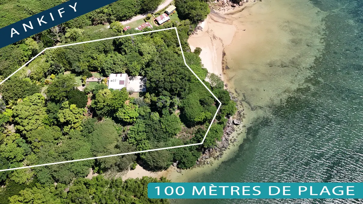 Vue aérienne d'un terrain de 5 700 m² avec 100 mètres de front de mer à Ankify, face à Nosy Be et Nosy Komba.