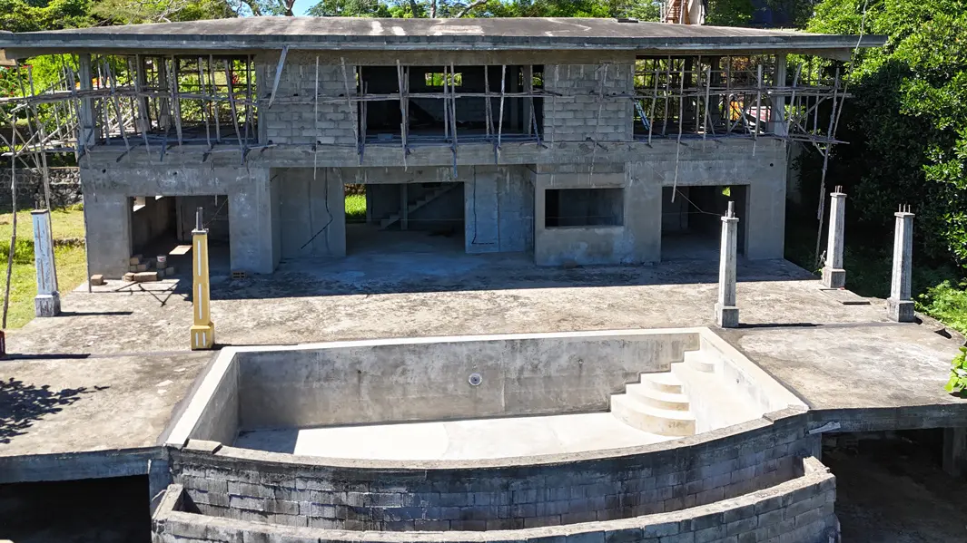 Façade de la villa en état brut de 335 m² avec piscine et terrasses, située sur la Presqu'île de Baobab à Nosy Be.