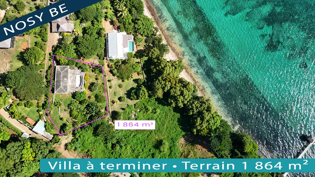 Vue aérienne de la villa à terminer sur un terrain de 1 864 m² avec vue panoramique sur l'océan, Presqu'île de Baobab à Nosy Be.