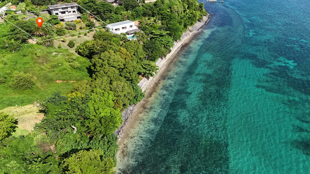 Vue de la villa située à 60 mètres d'une plage semi-privée sur la Presqu'île de Baobab à Nosy Be, avec le lagon en arrière-plan.