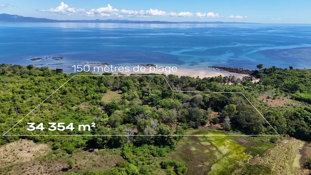 Vue aérienne du terrain à vendre à Ampasindava avec accès direct à la plage et vue mer