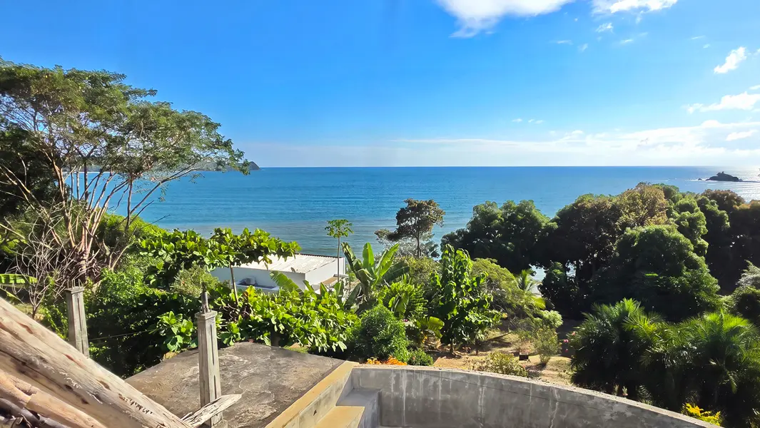 Vue panoramique sur l'océan Indien depuis la future terrasse de la villa située sur la Presqu'île de Baobab à Nosy Be.