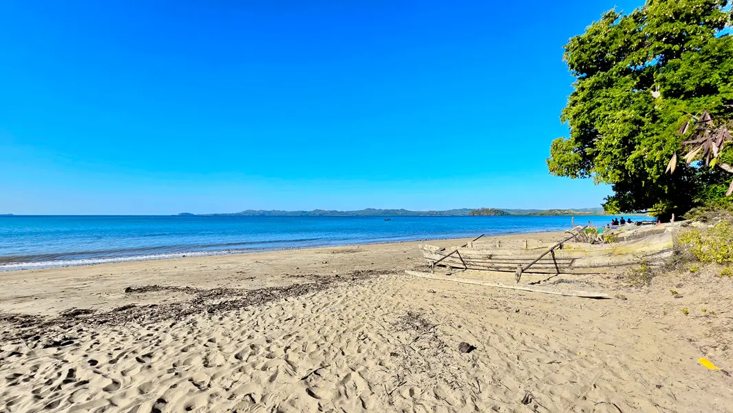 Accès direct à la plage depuis le terrain à Antanamitarana Nosy Be