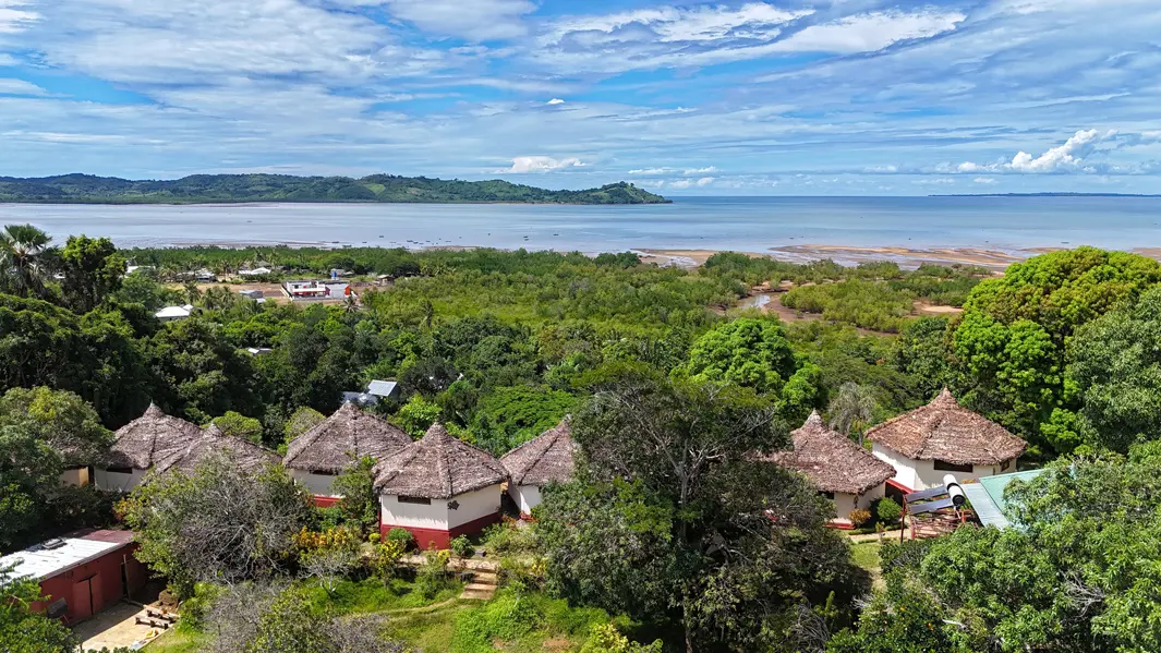 Hôtel avec bungalows dans un environnement tropical à Nosy Be