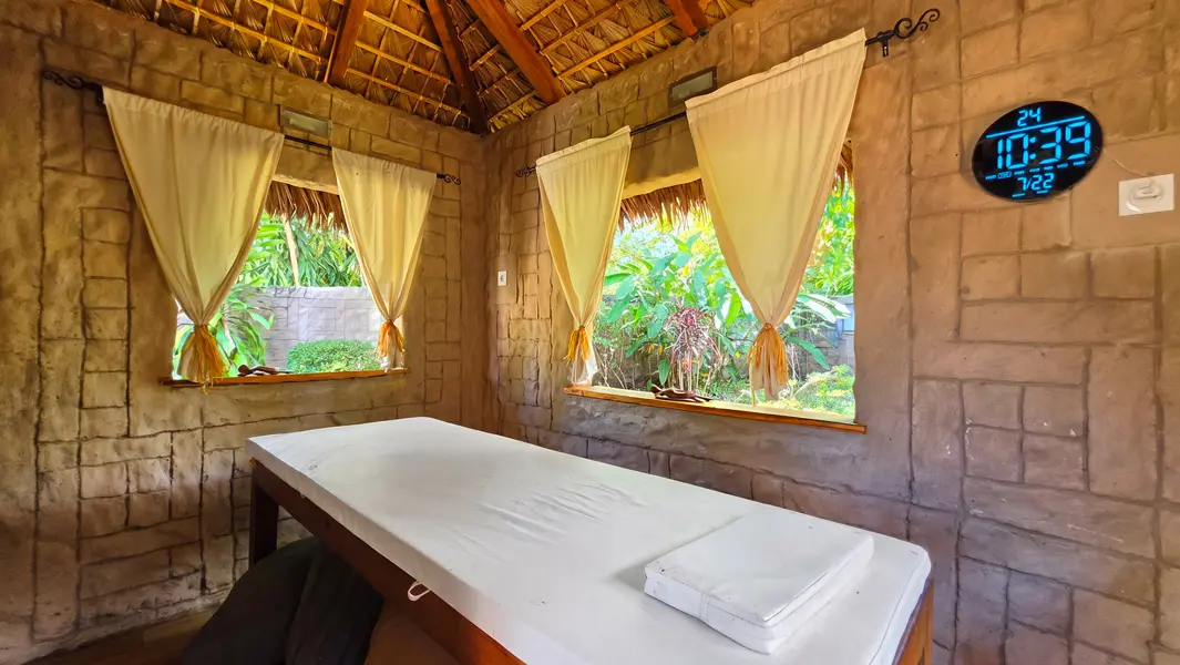 Espace massage indépendant au cœur du jardin tropical de la propriété.