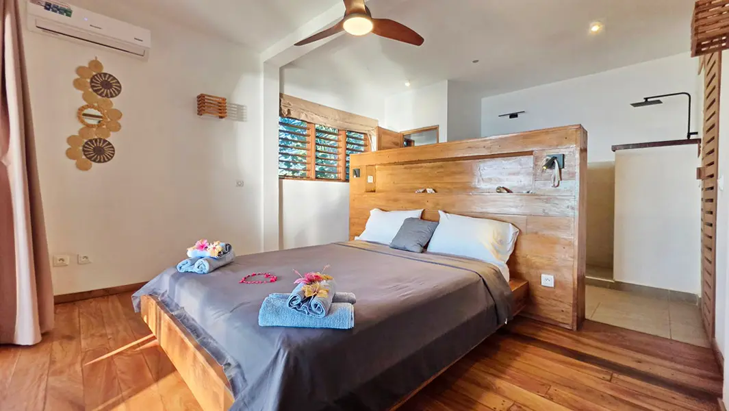 Suite parentale avec salle d'eau privative dans une villa contemporaine à Baobab, Nosy Be
