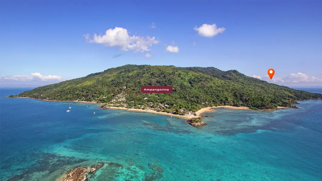 Vue aérienne de Nosy Komba avec localisation du terrain à vendre près d’Ampangorina