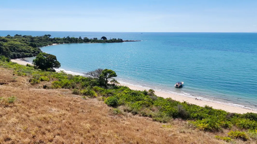Vue aérienne de la grande superficie du terrain de 101 hectares en bord de mer à Nosy Faly