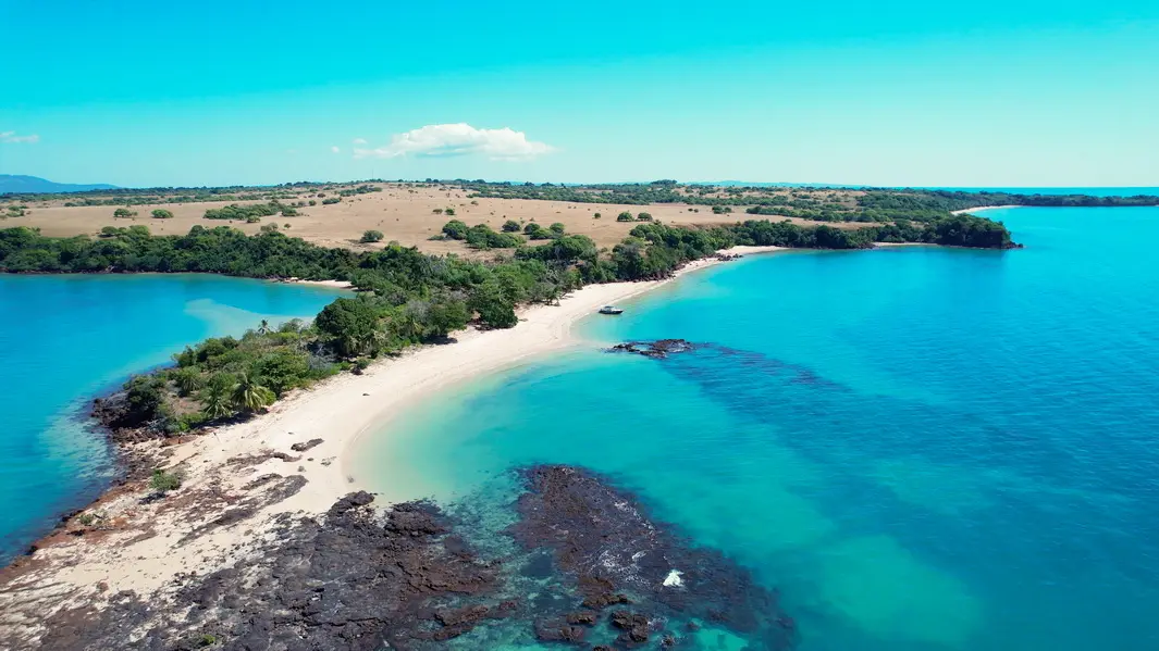 Vue drone du terrain de 101 hectares à Nosy Faly avec ses plages en bord de mer