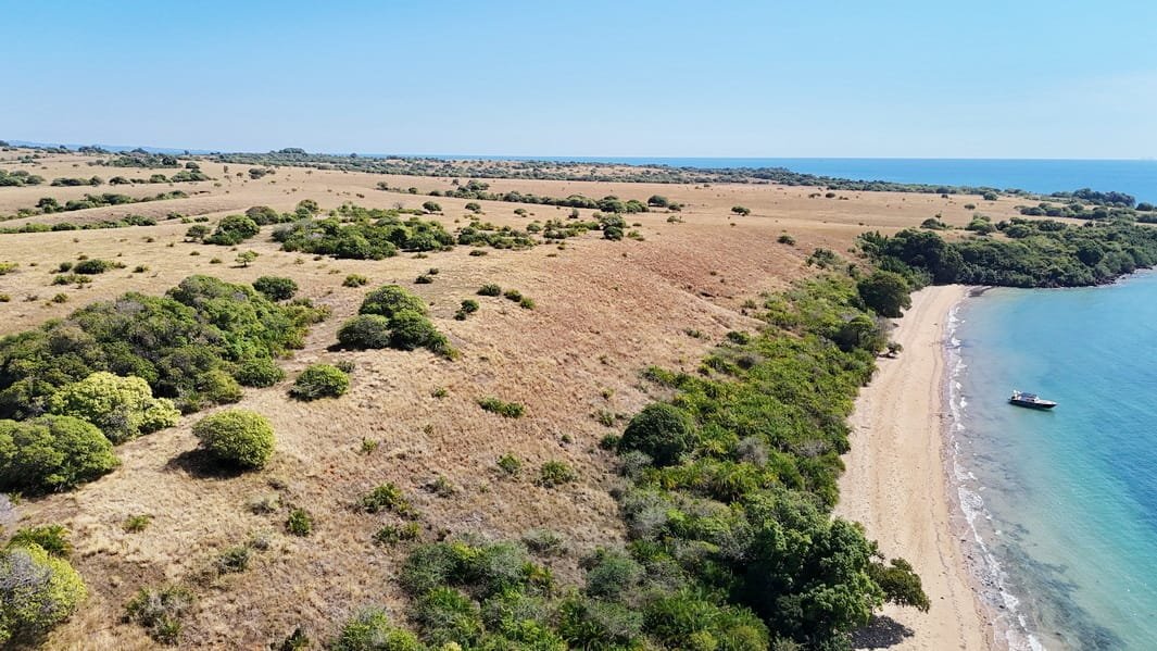 Terrain en pente douce au-dessus de la plage à Nosy Faly avec vue mer