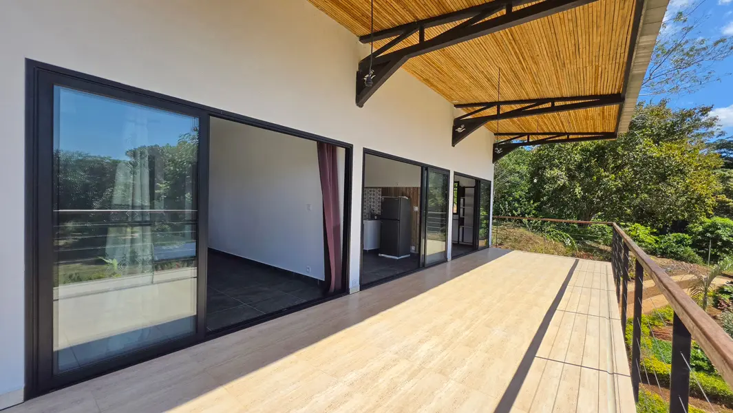 Grande terrasse avec vue mer d'une villa contemporaine proche du futur golf de Nosy Be