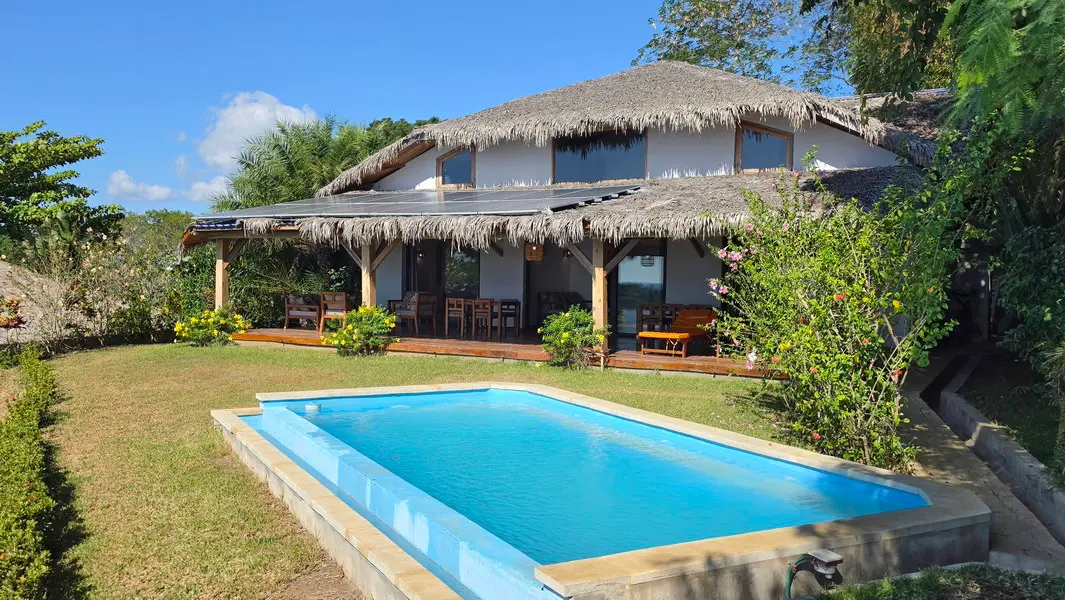 Façade de la villa avec piscine privée et jardin paysager à Baobab, Nosy Be