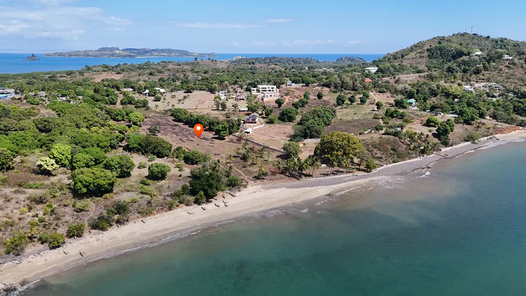 Vue aérienne d’un terrain en bord de mer pour un projet d’hôtel ou de resort à Nosy Be